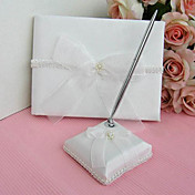 delicada de la boda libro de visitas y pluma se disponía con el arco de marfil dulce