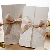 época en relieve de tres veces invitación de la boda con el arco de la cinta (juego de 50)