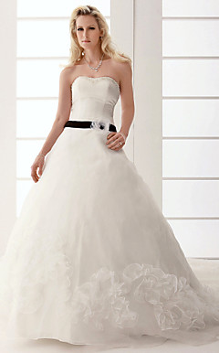 A-line Sweetheart Chapel Train Wedding Dress