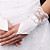  des gants de mariée en satin et dentelle