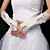  satin de mariée doigts des gants de longueur de coude avec broderie