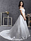  une ligne de hors-la-épaule tribunal train robe de mariée en satin