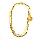 Lungo lega femminile con collana di perle