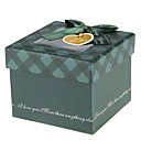 Regalo verde con il bowknot del nastro e TAG